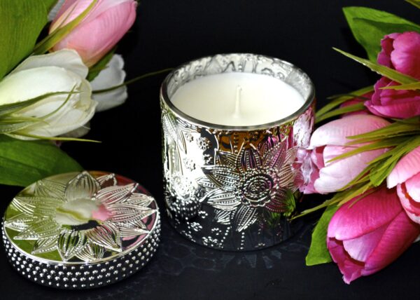 La Salle BOTANIQUE "April Rain" candle is made with organic coconut & apricot wax